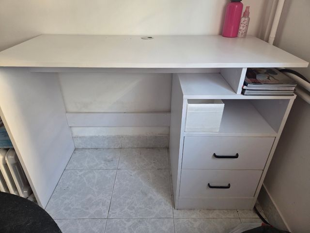 Escritorio blanco cajonera, otra cajonera y silla