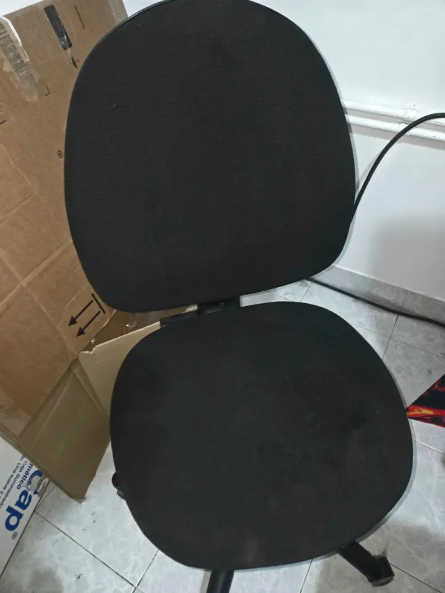 Escritorio blanco cajonera, otra cajonera y silla