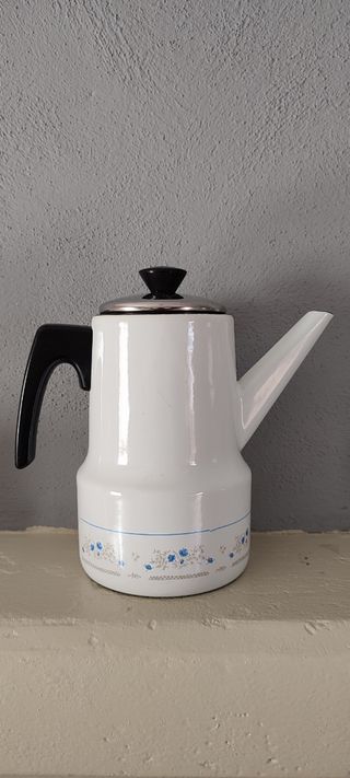 Tetera decorativa blanca con detalles florales