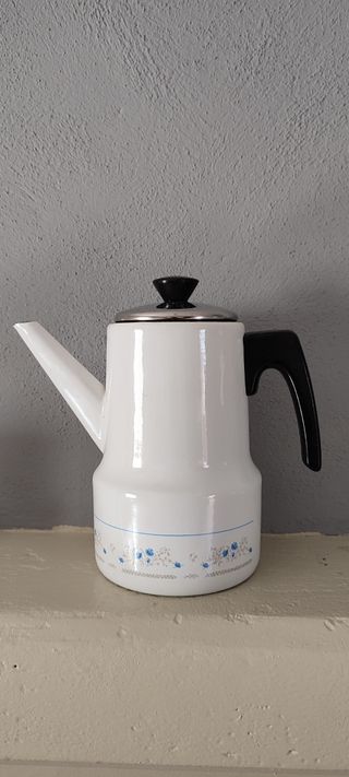 Tetera decorativa blanca con detalles florales