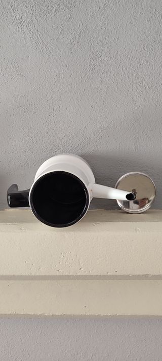 Tetera decorativa blanca con detalles florales