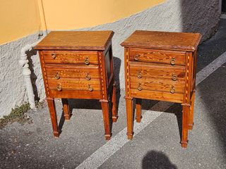 Comodini antichi in legno con intarsi