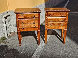 Comodini antichi in legno con intarsi