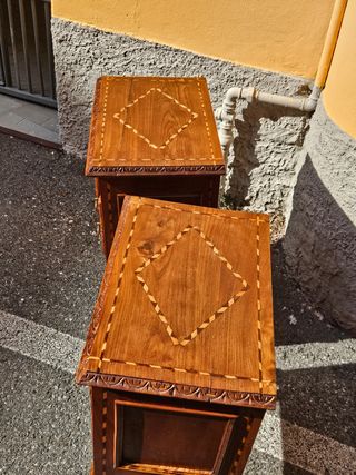 Comodini antichi in legno con intarsi