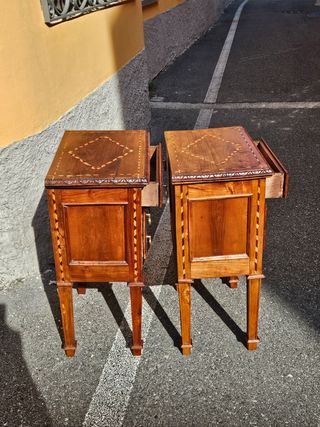 Comodini antichi in legno con intarsi