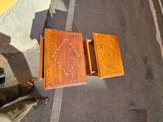 Comodini antichi in legno con intarsi