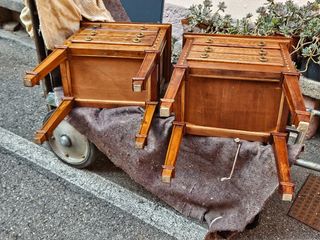 Comodini antichi in legno con intarsi