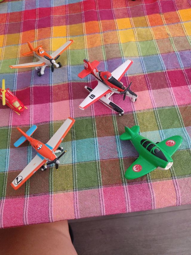Aviones de juguete variados