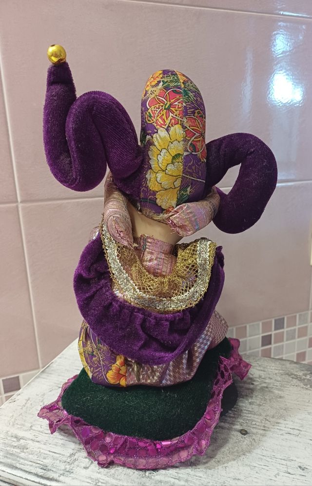 Bambola di porcellana giullare con carillon