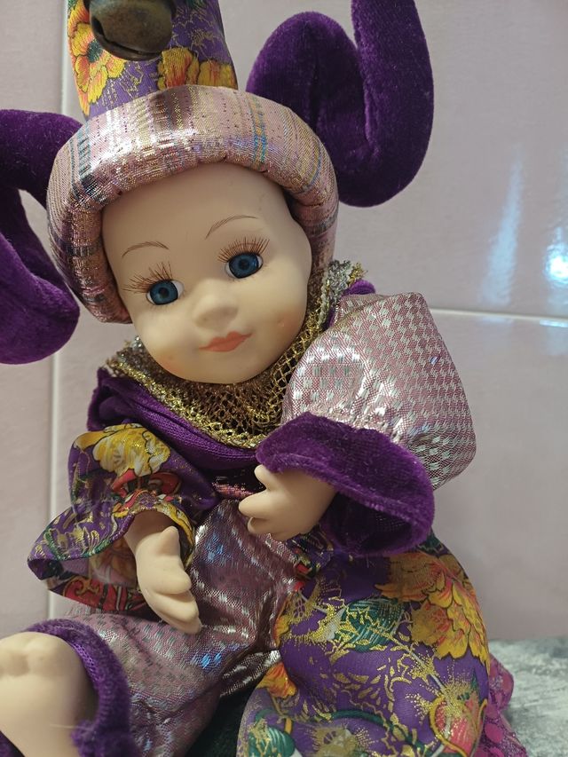 Bambola di porcellana giullare con carillon