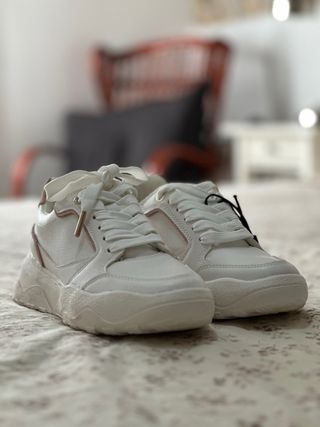 Zapatillas blancas con detalles rosas