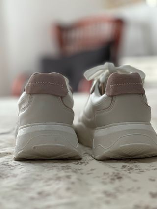 Zapatillas blancas con detalles rosas