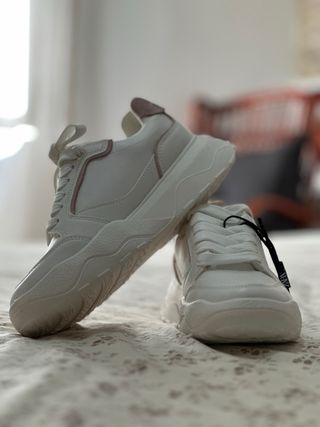 Zapatillas blancas con detalles rosas