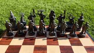 Ajedrez temático figuras metálicas