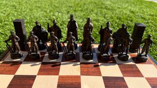 Ajedrez temático figuras metálicas