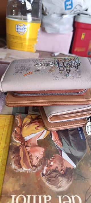 Cartera beige y multicolor con castillo ay 2 pares