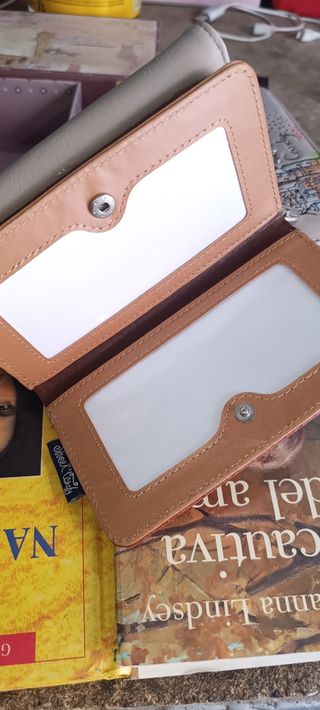 Cartera beige y multicolor con castillo ay 2 pares