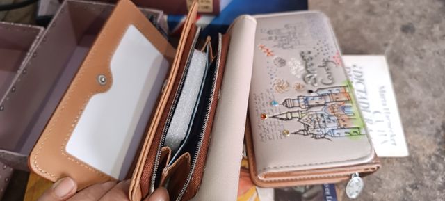 Cartera beige y multicolor con castillo ay 2 pares