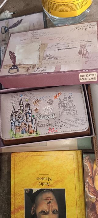 Cartera beige y multicolor con castillo ay 2 pares