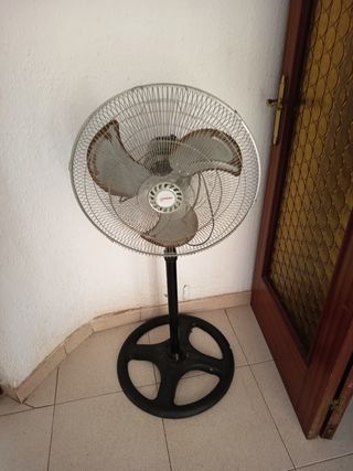 Ventilador de pie plateado