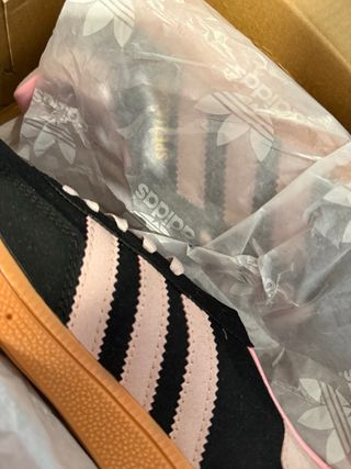 Zapatillas Adidas Gazelle Negras y Rosas
