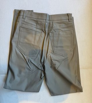 Pantalones grises de cuero