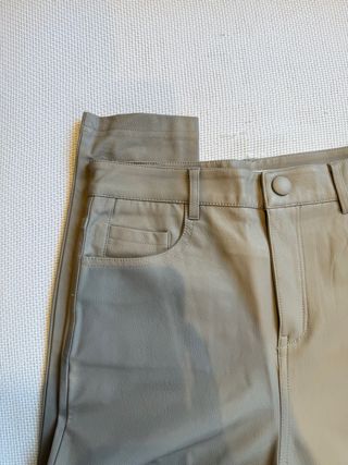 Pantalones grises de cuero