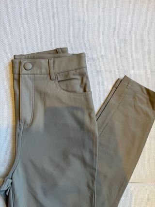 Pantalones grises de cuero