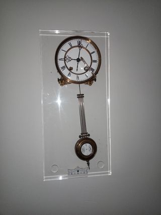 Reloj de pared clásico con péndulo