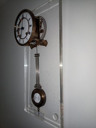 Reloj de pared clásico con péndulo