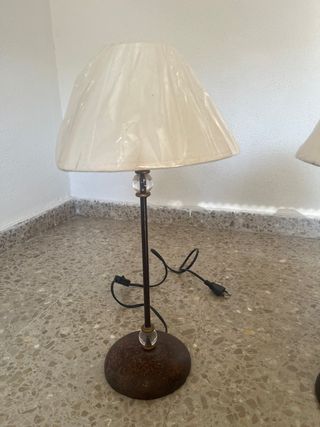 Lámpara de mesa beige y marrón