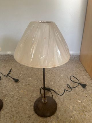 Lámpara de mesa beige y marrón