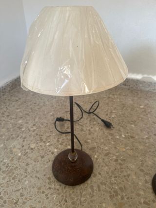 Lámpara de mesa beige y marrón