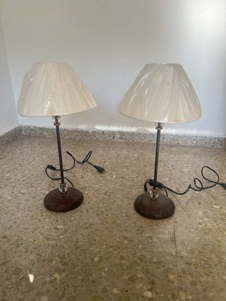 Lámpara de mesa beige y marrón