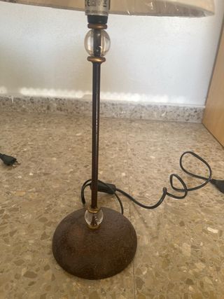 Lámpara de mesa beige y marrón