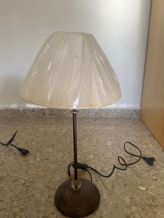 Lámpara de mesa beige y marrón