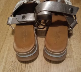 Sandalias cuña baja Paula Urban doradas y blancas