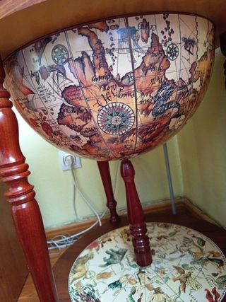 Botellero de madera y metal bola del mundo