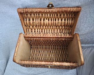 Cesta antigua de mimbre con cierre metálico