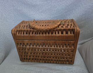 Cesta antigua de mimbre con cierre metálico