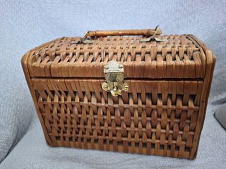 Cesta antigua de mimbre con cierre metálico