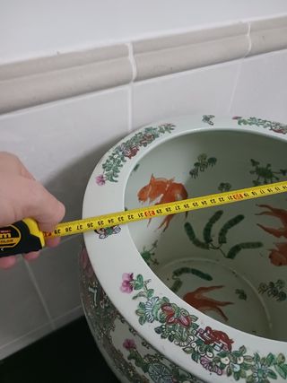 Jarrón chino de cerámica con soporte de madera.