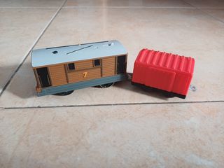 Tren de juguete marrón con techo rojo