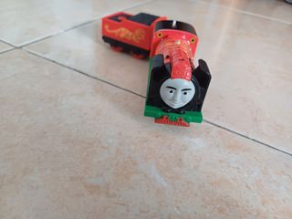 Tren de juguete rojo y negro