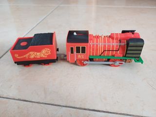 Tren de juguete rojo y negro