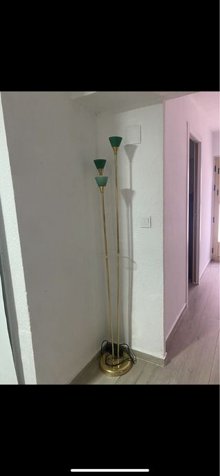Lámpara de salón dorada y verde
