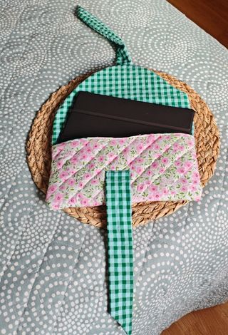 Funda libro sobre flores y cuadros