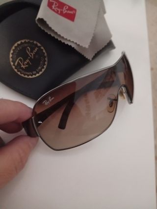 Gafas de sol Ray-Ban verdes y moradas.50€