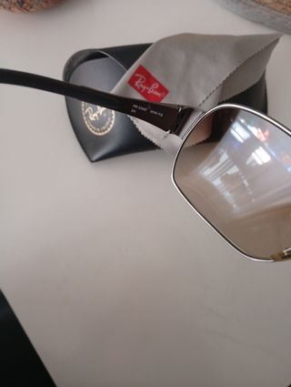 Gafas de sol Ray-Ban verdes y moradas.50€