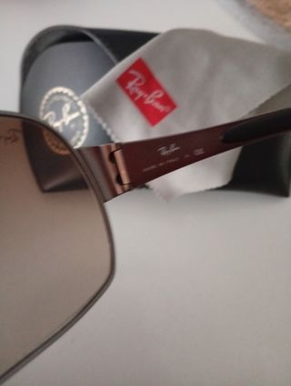 Gafas de sol Ray-Ban verdes y moradas.50€